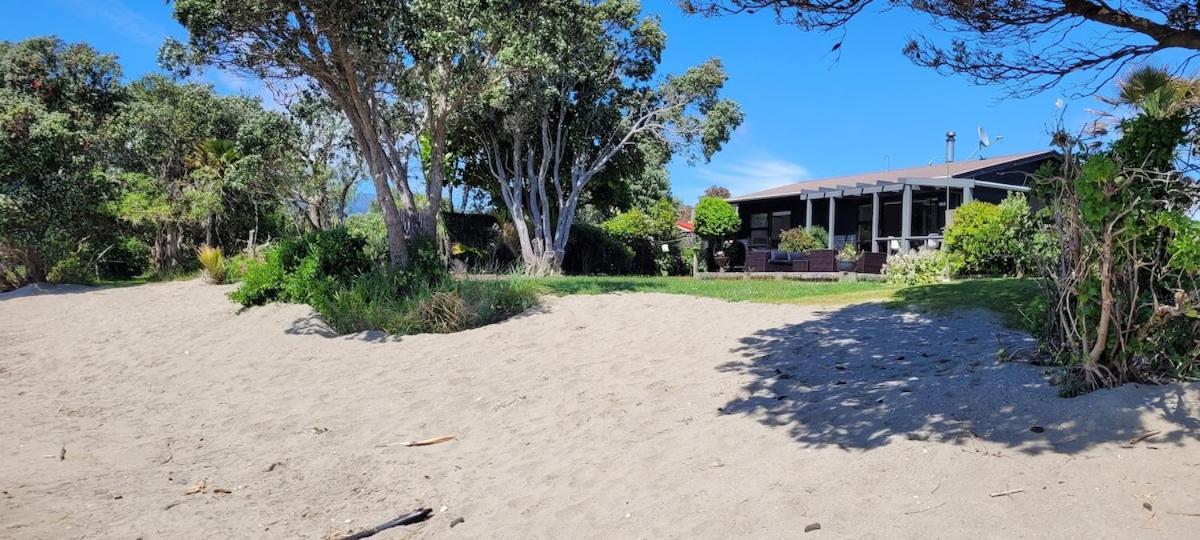 Beachfront Bliss - Your Parapara Seaside Retreat Εξωτερικό φωτογραφία